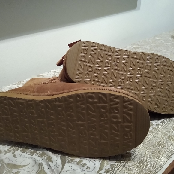 PAWZ Tan Booties, size 6 - Picture 4 of 5